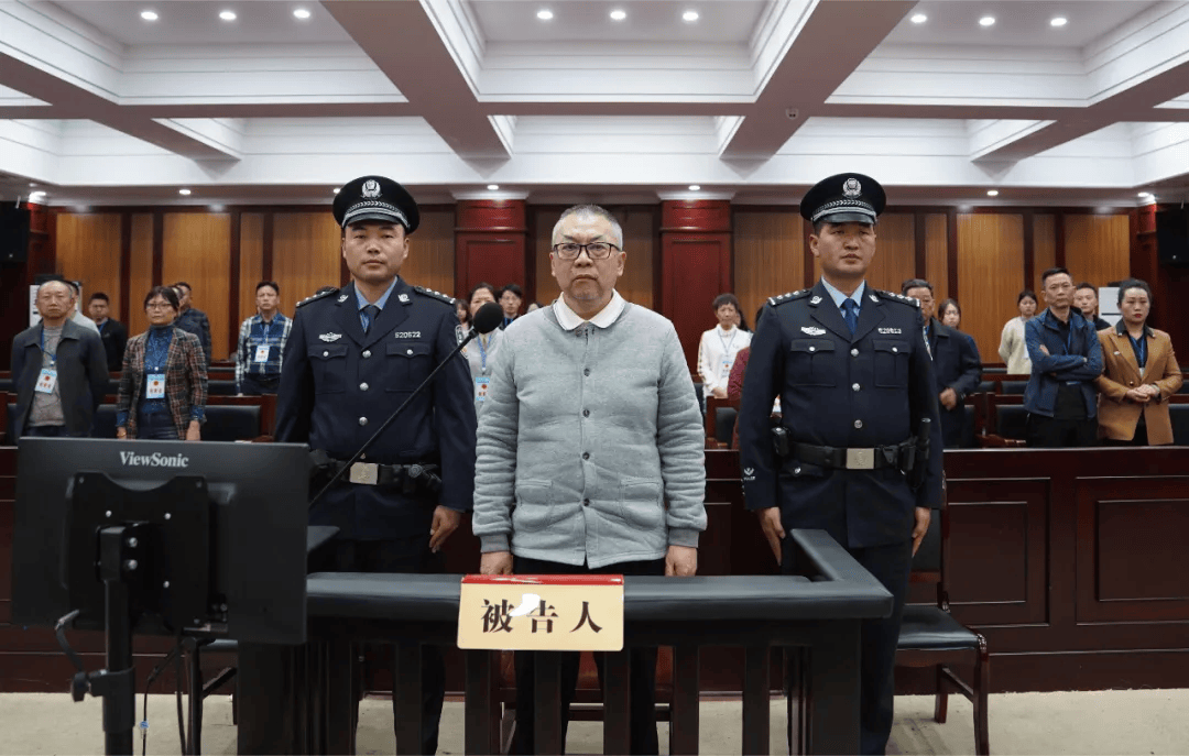 被告人张明利用担任贵州省印江自治县委常委,副县长,铜仁梵净山投资