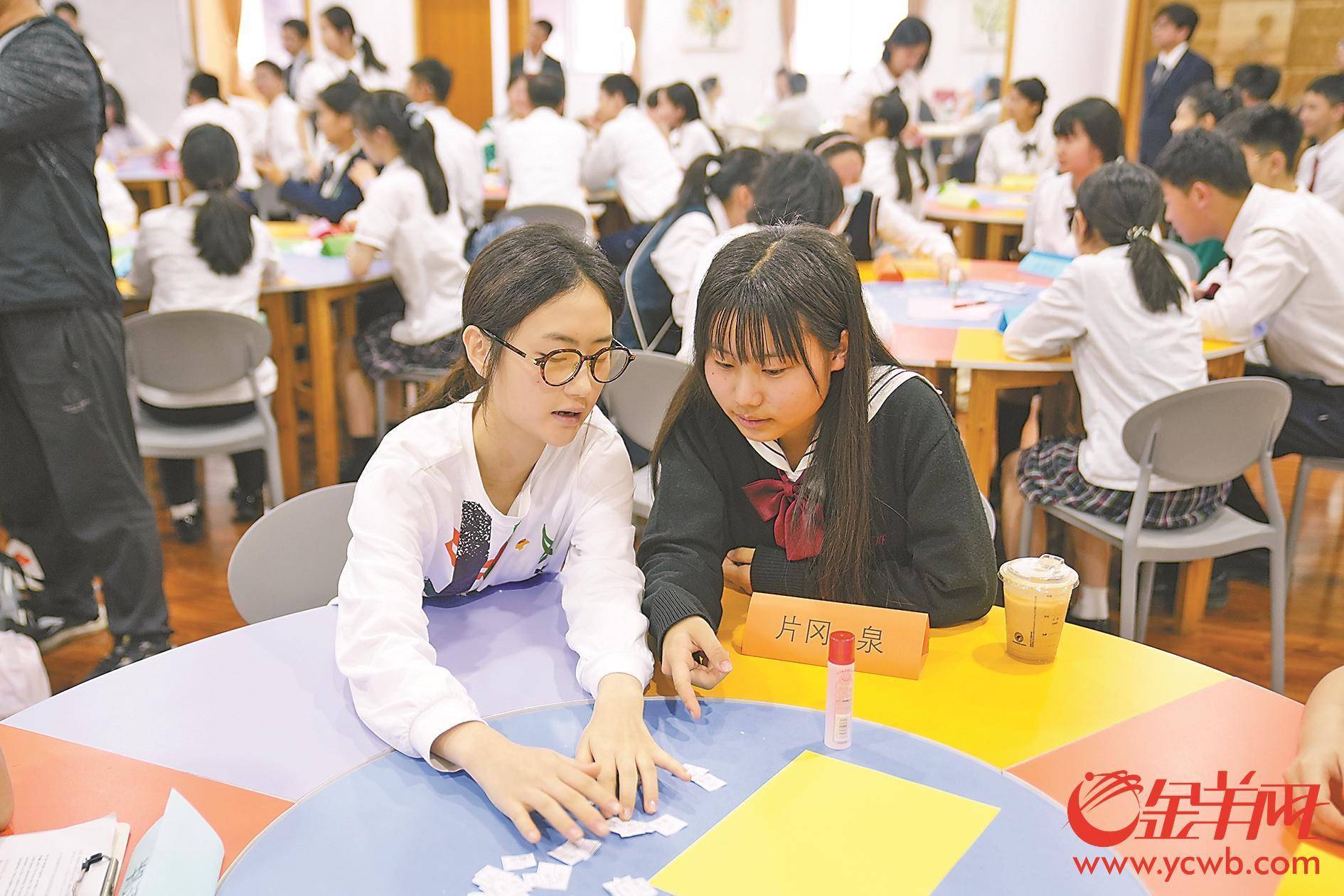 譚錚圖/羊城晚報全媒體記者 周巍與廣東實驗中學的同學們在體育課上