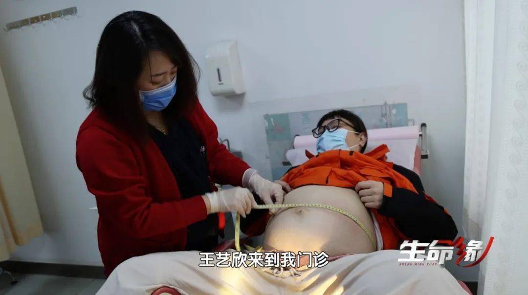 双胞胎产妇紧急顺产风险重重,医生连夜赶到产房陪护_王艺欣_刘静_胎儿