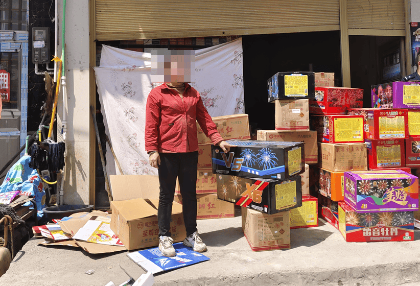 对店铺进行检查,经过现场检查清点,店铺内共存储有各类烟花爆竹40余件