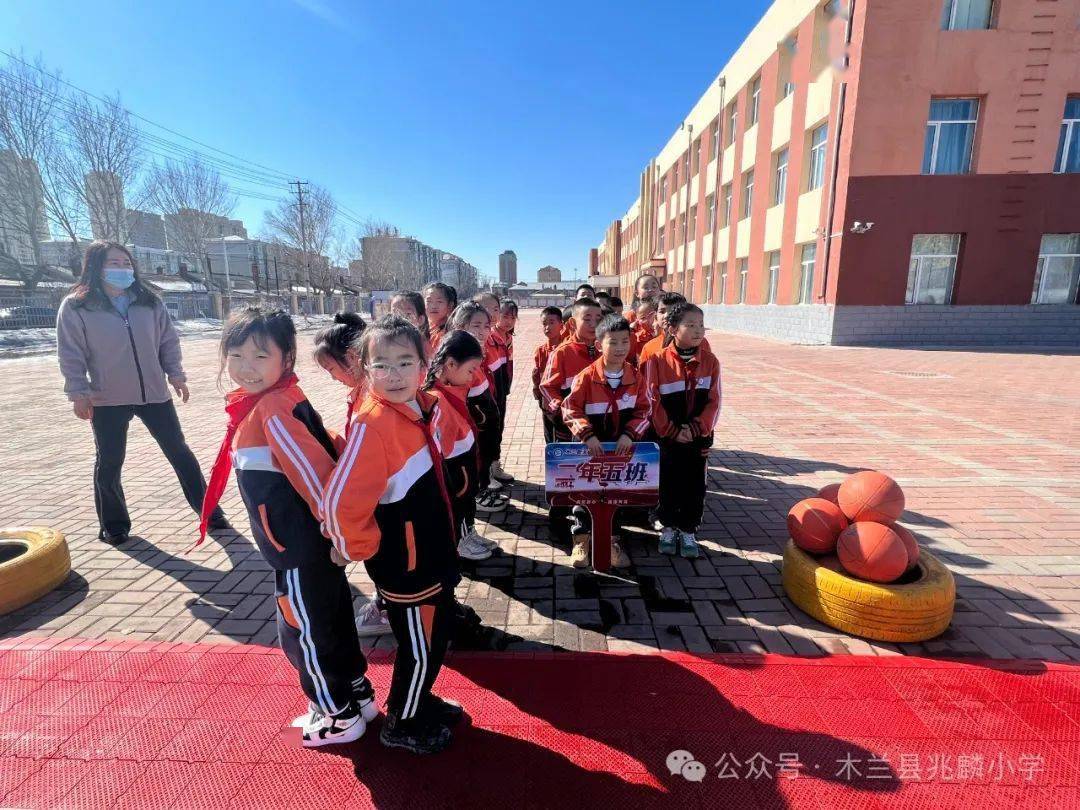 兆麟体育趣味运动展风采凝心聚力向未来兆麟小学体育节之二学年螃蟹背