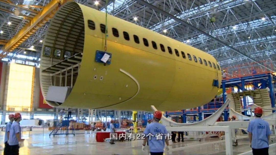 一只大飞机落在油车港国产c919就是村里人设计的