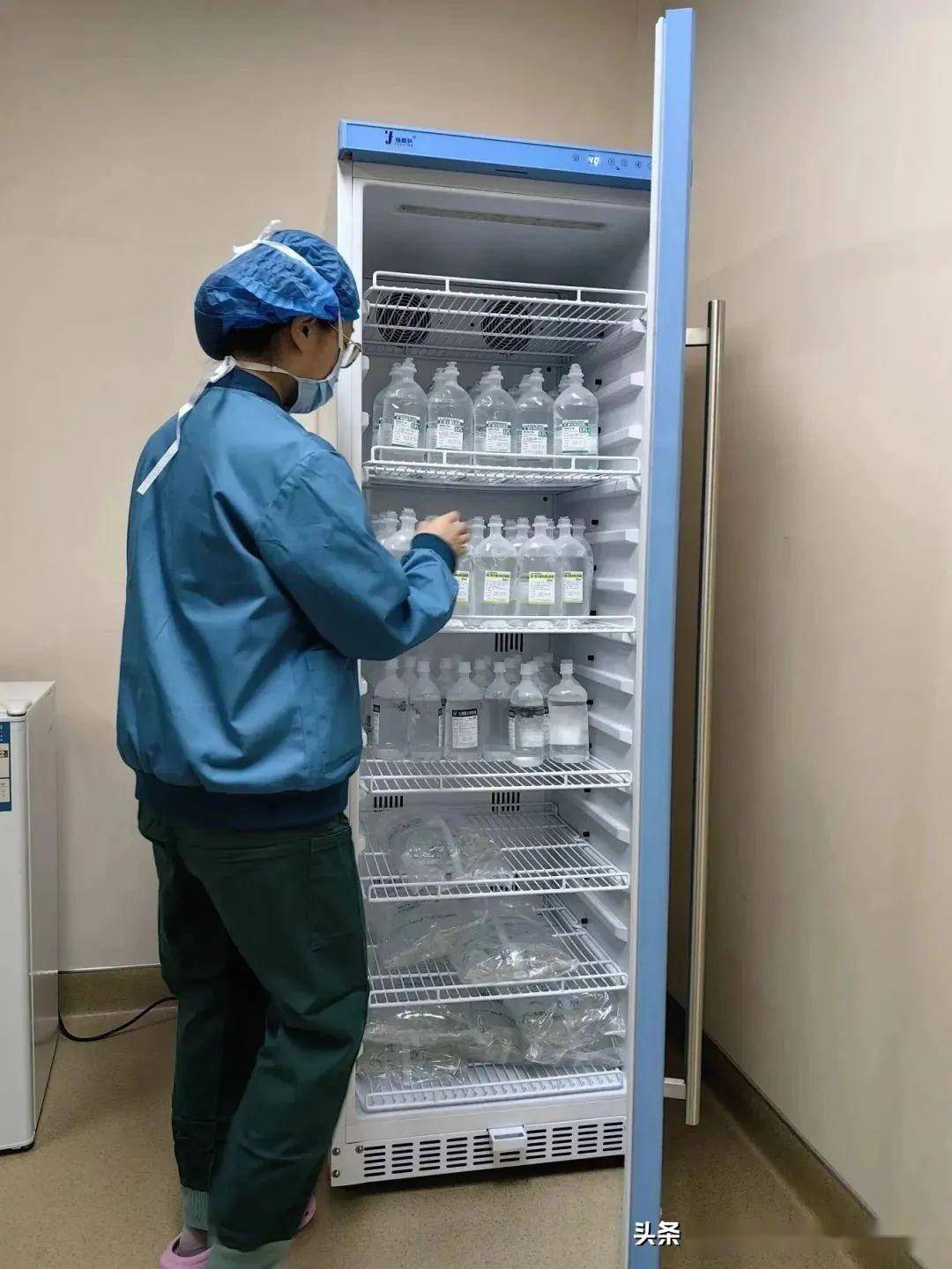 (图为巡回护士从恒温箱里拿取加温后的液体为患者输注)有效的被服,包