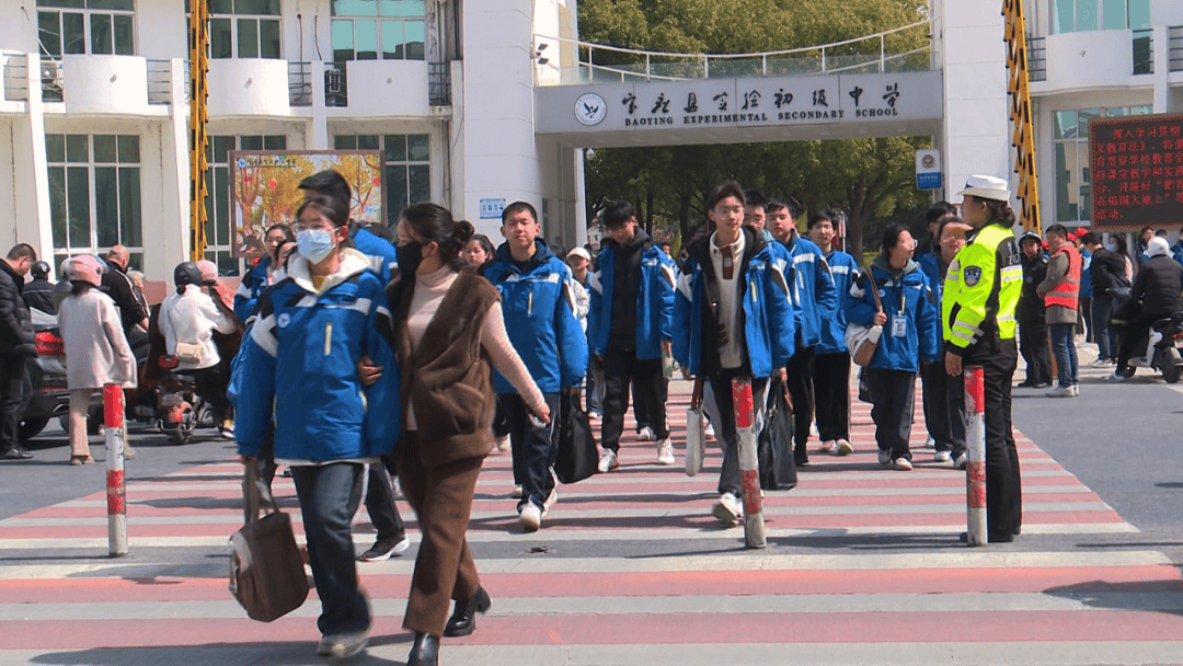 了宝应实验初中,实验小学,泰山小学等,发现学校门口道路情况十分拥堵