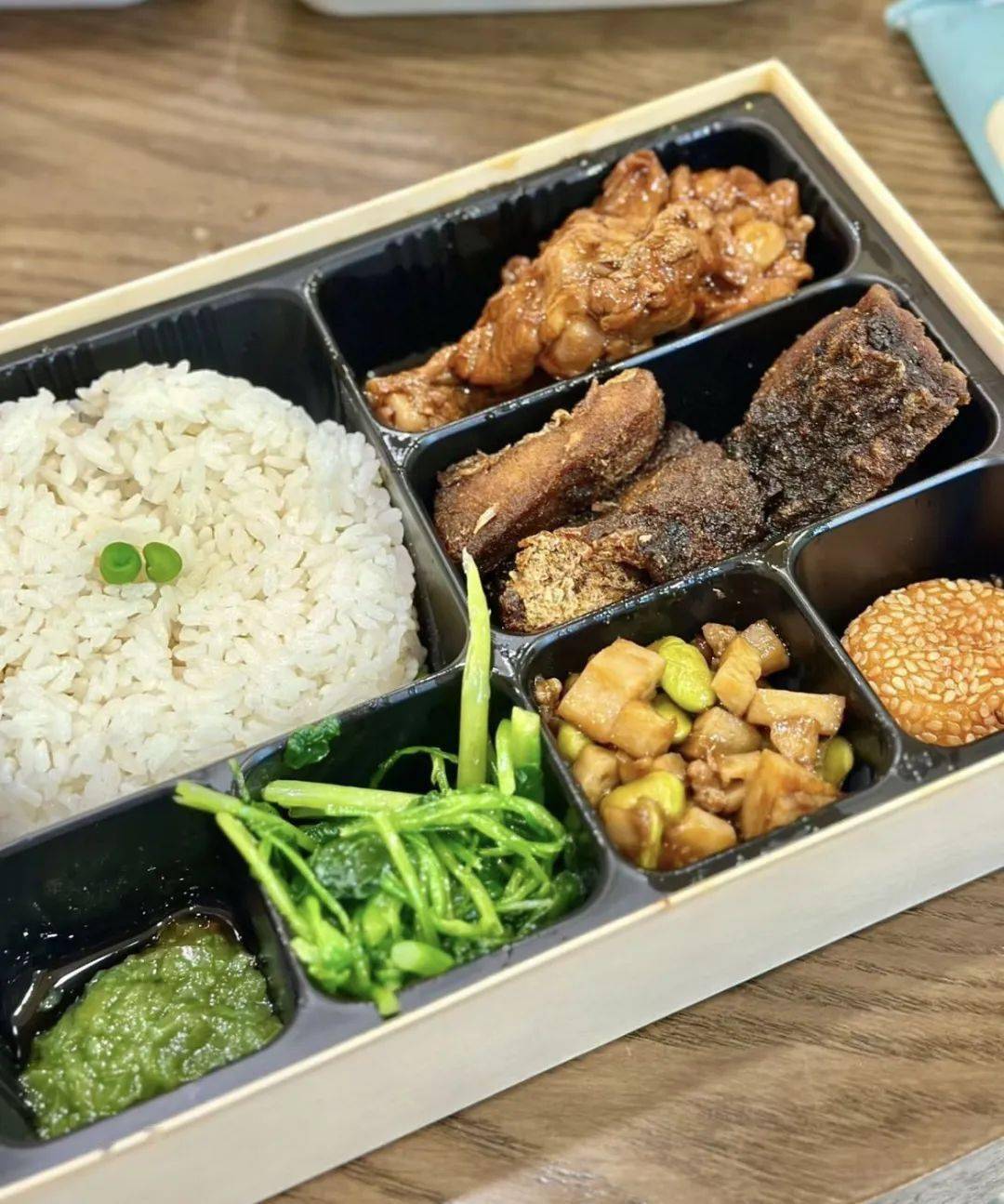 看了他的排骨盒饭我被白人饭吃哭真的有点委屈了