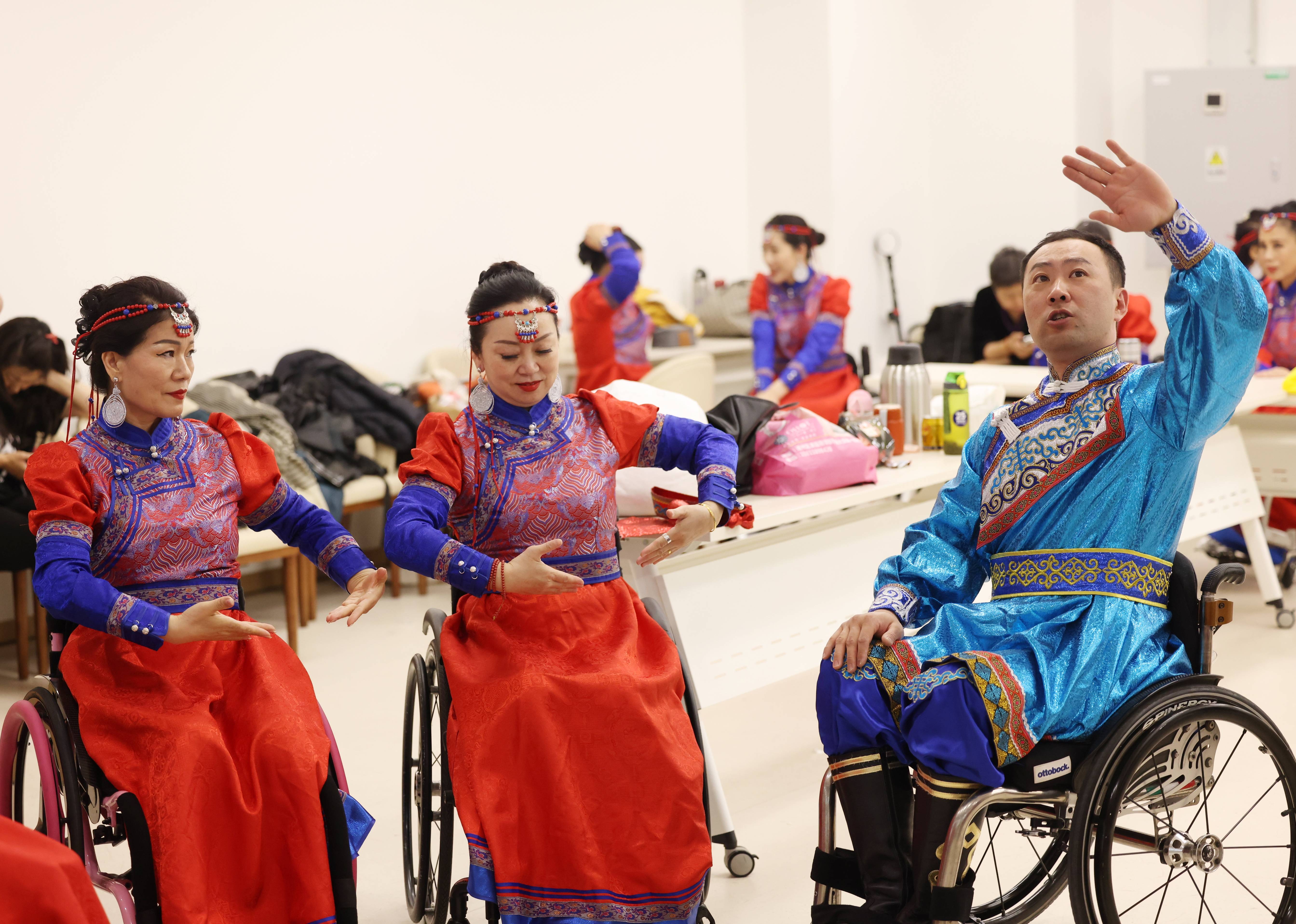 心之源轮椅舞蹈队的李辉老师正在给大家专心的讲解示范舞蹈动作.