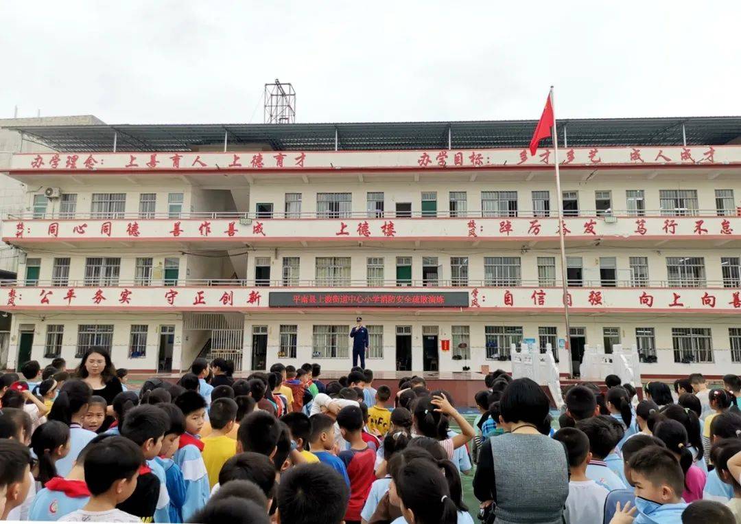 示范教学疏散逃生贵港全市中小学校集中开展疏散逃生大演练