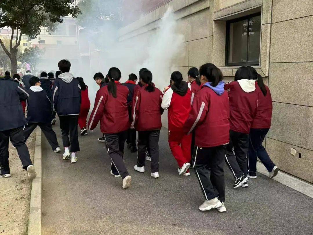 校园新闻筑牢防火壁垒建设平安校园育秀中学开展火灾逃生演练活动