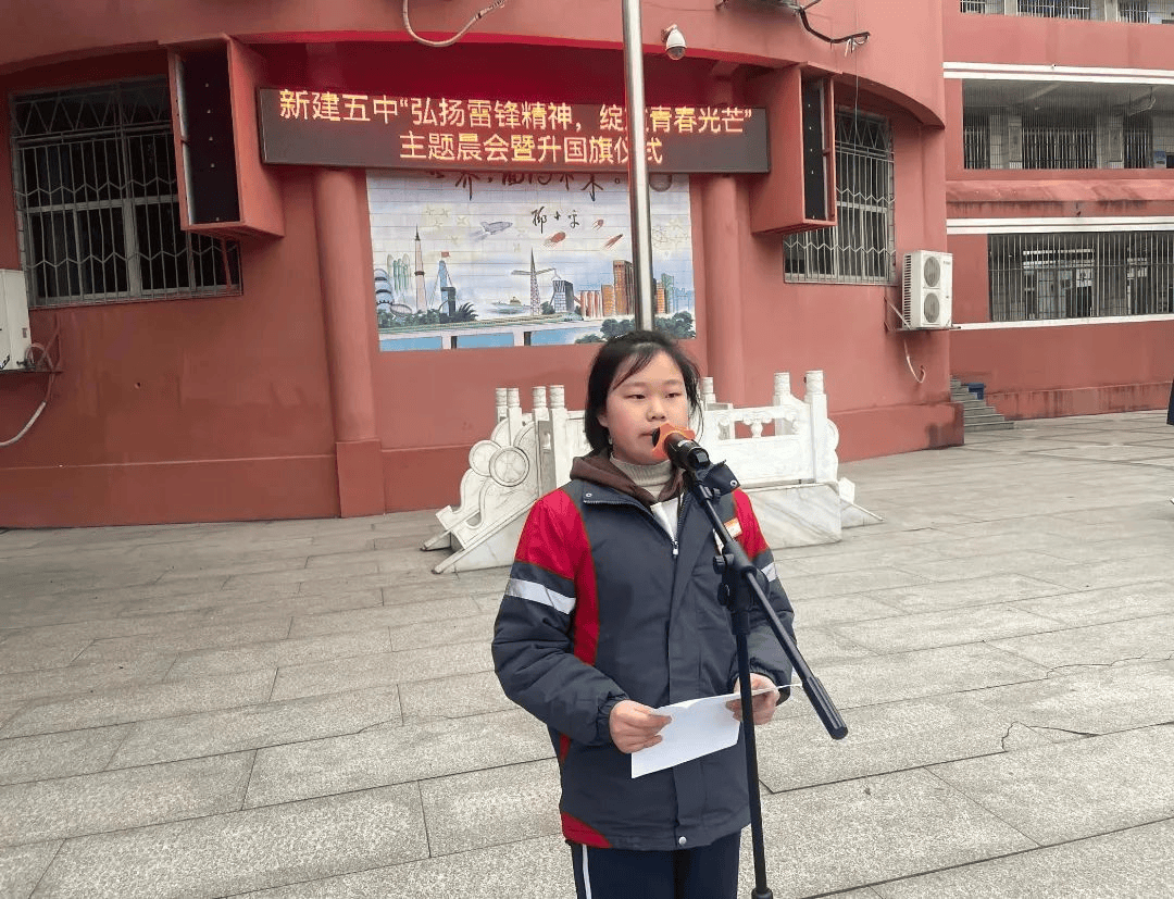 新民外语学校联合文峰路社区在宏浩小区开展"学雷锋·文明实践我行动"