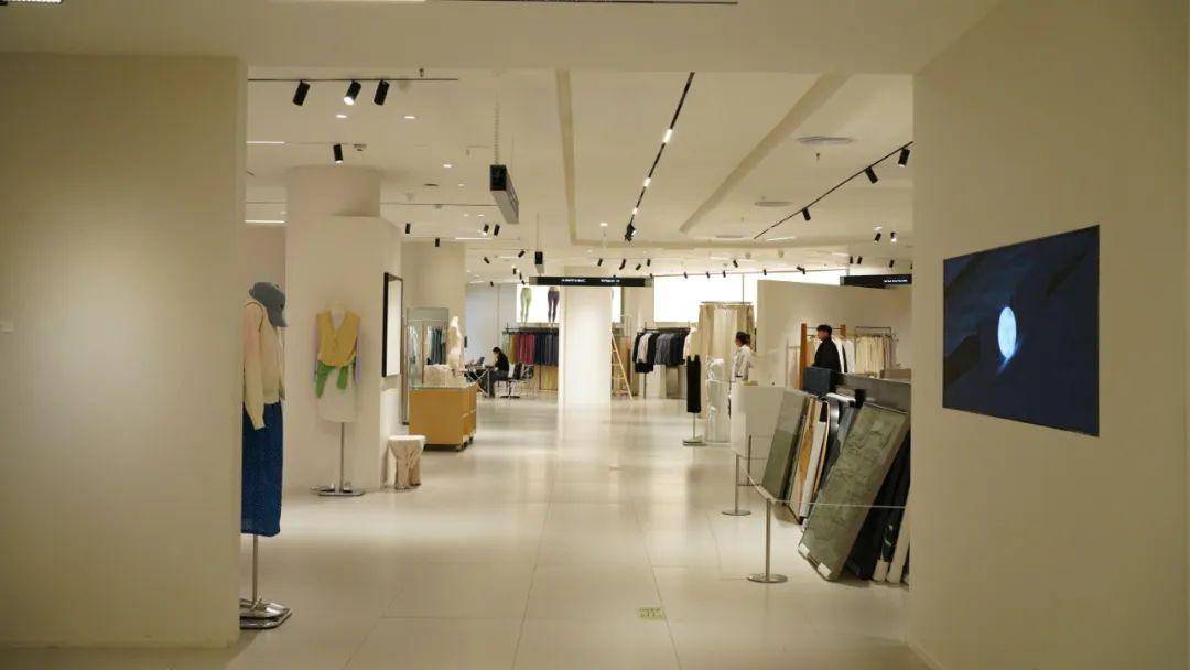 数智时尚流通万里行郑州站走进银基广场