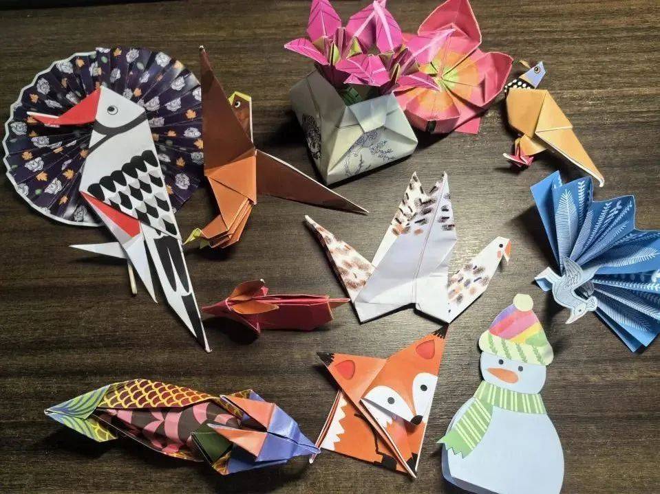尤其是这个创意折纸,从燕子到龙舟,从海马到扇子,从四君子花瓶到小