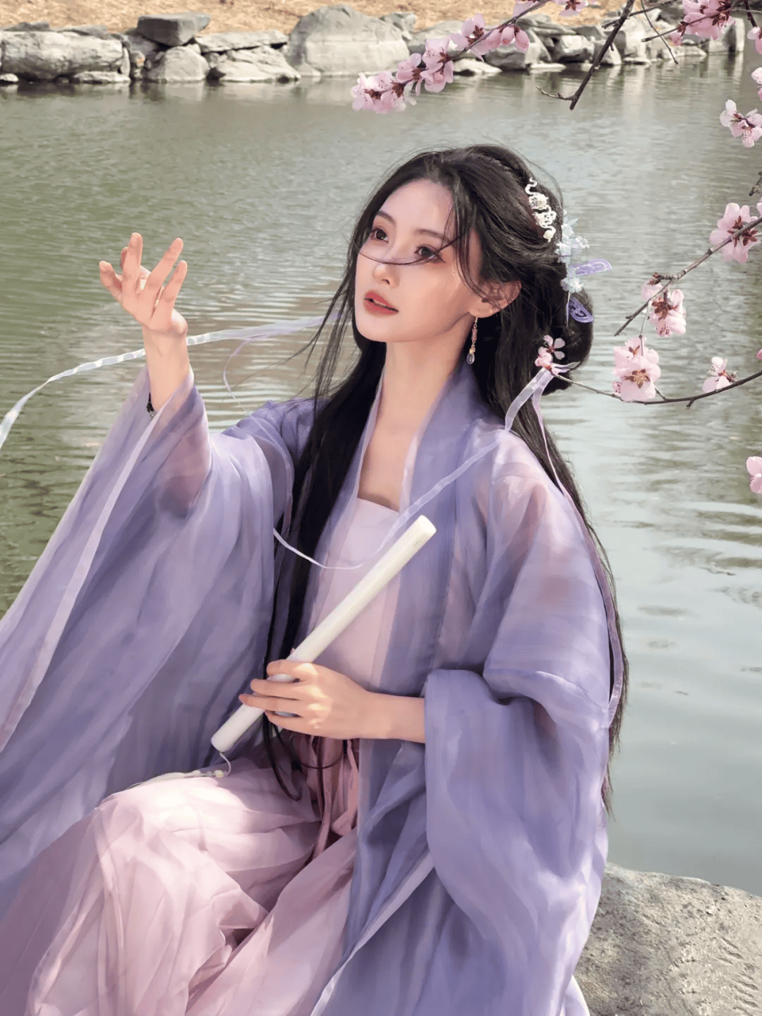 年7月,金佳悦正式官宣签约金色传媒经纪公司;同年12月15日,她与杨洋