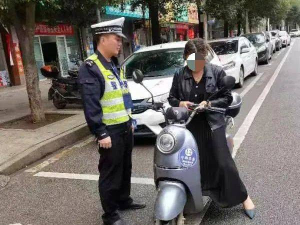 曝光台罚款50元骑电动车不戴安全头盔的你被曝光了