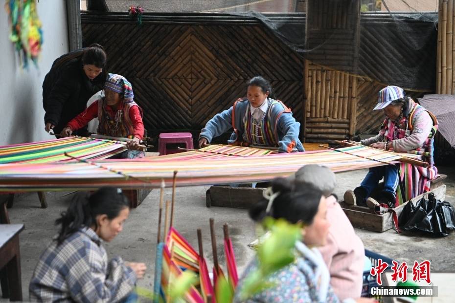 走近云南怒江独龙毯巧手织出绚丽彩虹