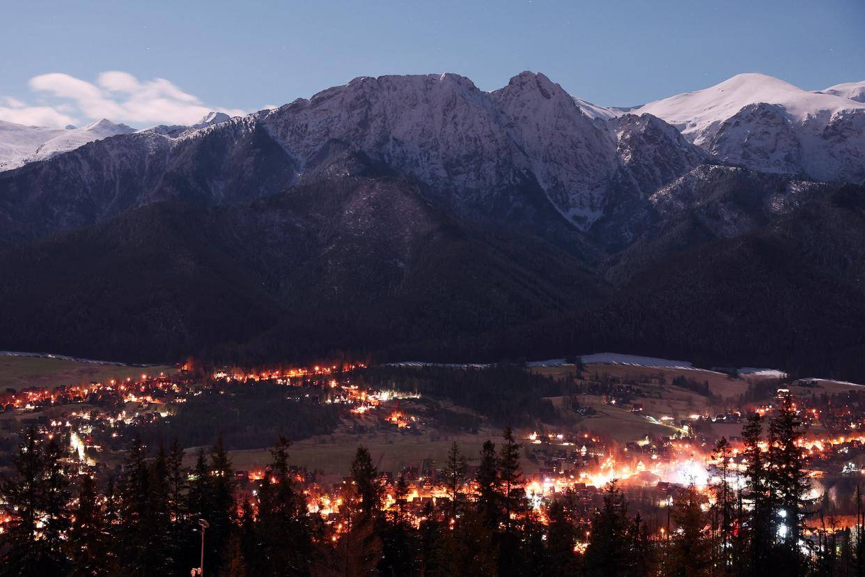 外代二线塔特拉山夜景