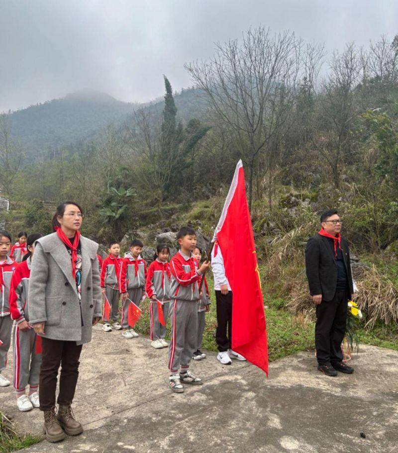 缅怀英烈筑忠魂 传承红色树新风——宜春市袁州区洪塘镇中心小学开展