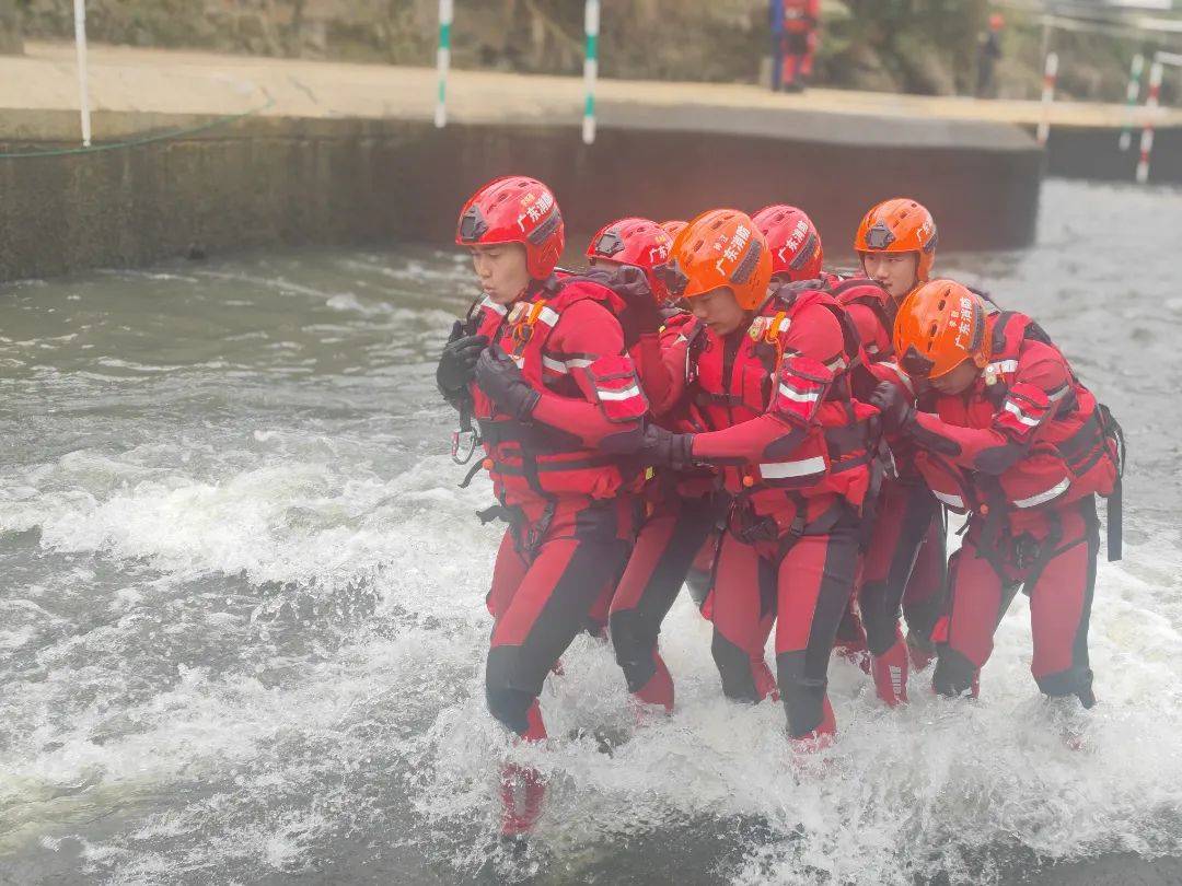 乘风破浪的蓝朋友这样锤炼水域救援真功夫