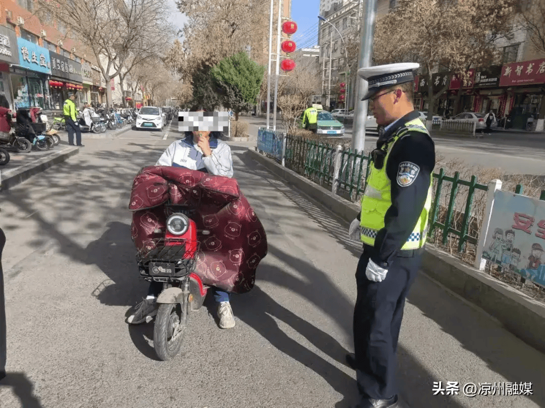 骑电动车不戴头盔交通违法持续曝光