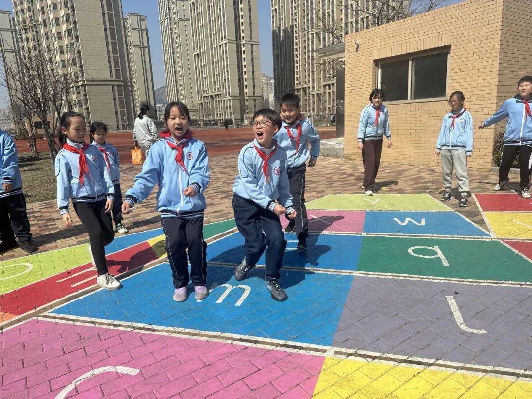 适合小学生玩得游戏(适合小学生玩游戏的手机)