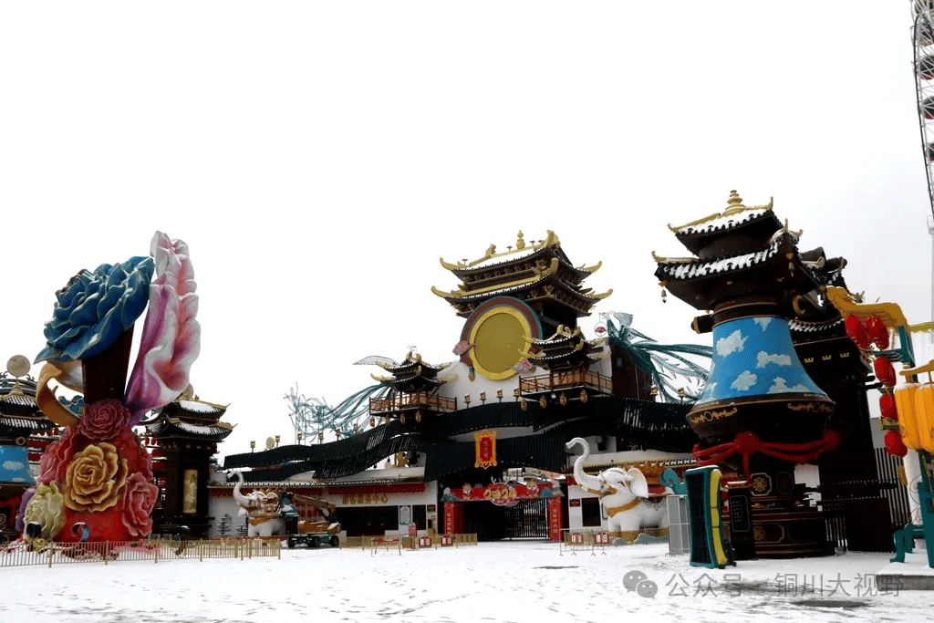 这里最早是铜川苗圃所在地,后来改建为植物园,植物园绿植茂盛,道路