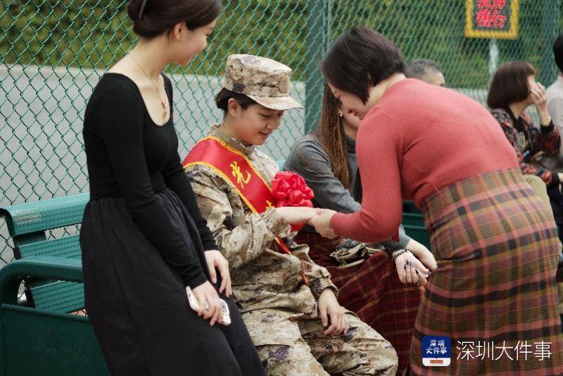 女兵剪长发图片