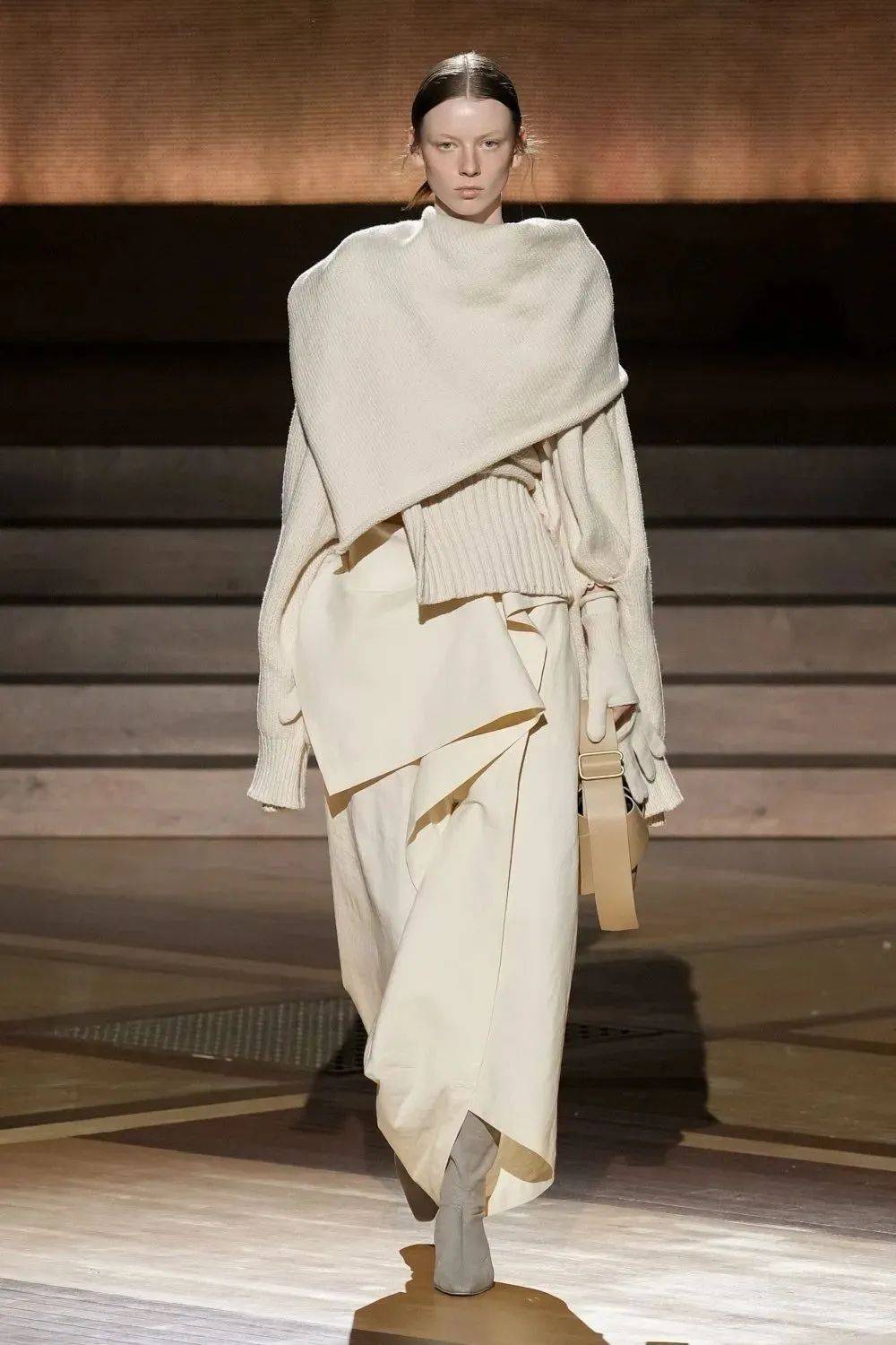 用一块布的方式着装isseymiyake2024秋冬