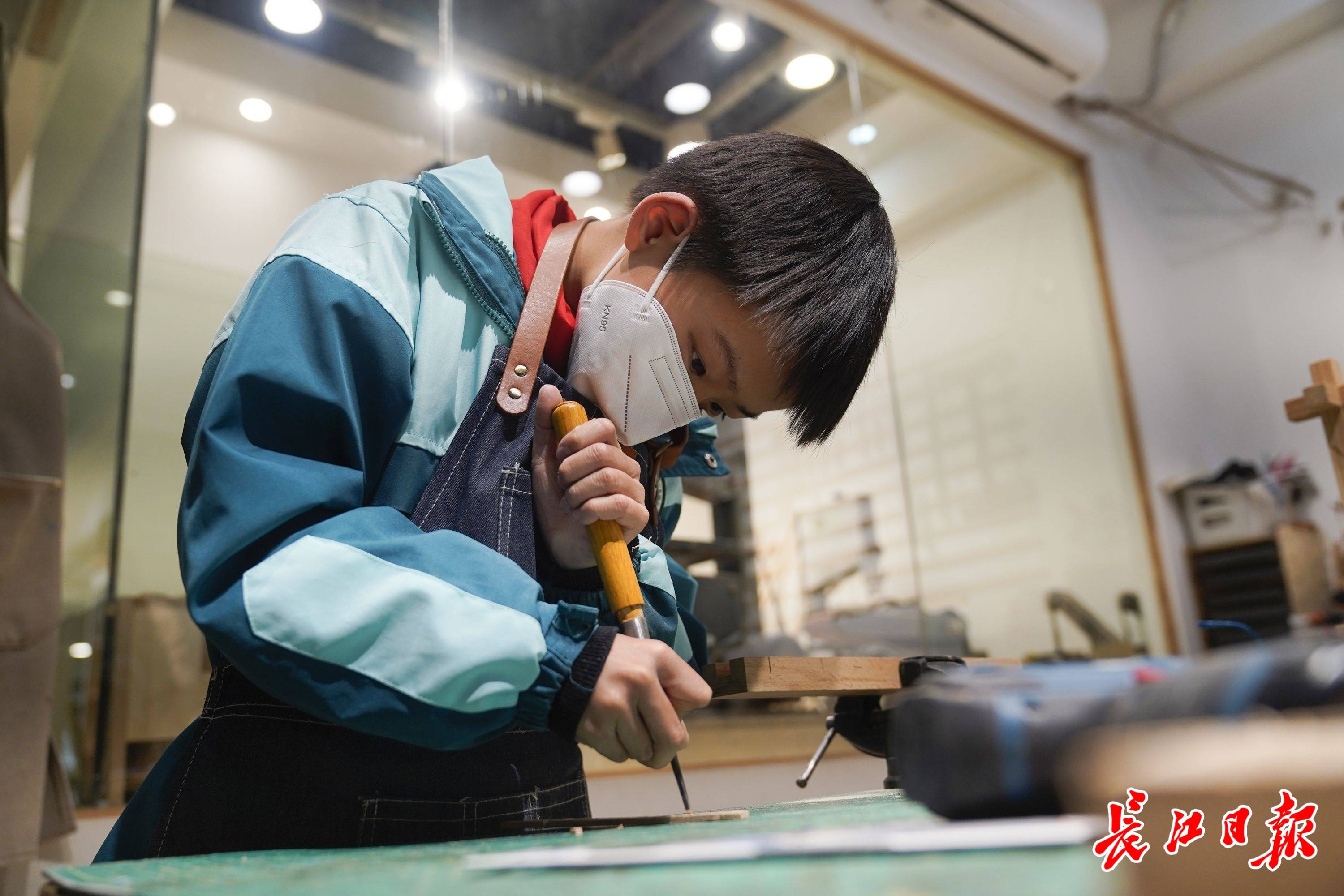 这个小木匠火了武汉9岁小学生自己打家具