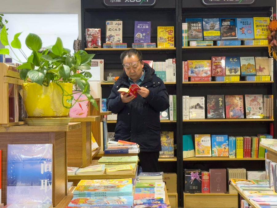 曾智勇十年坚守让读书成为连接孩子们的纽带