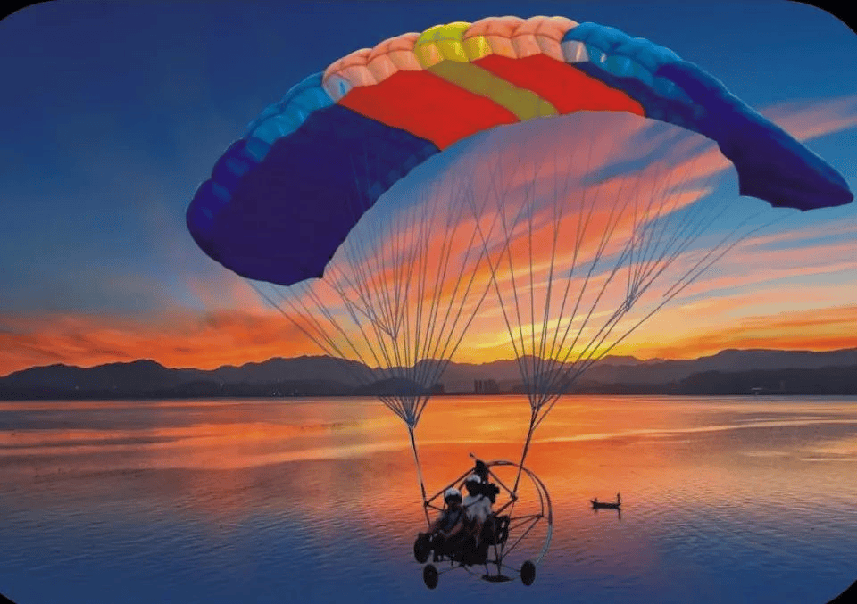 如果觉得滑翔伞太过刺激,你也可以乘上热气球,置身于云雾之间,遨游