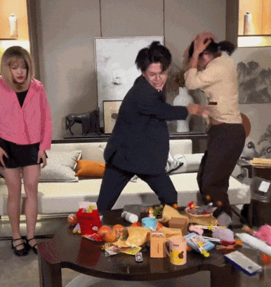 没有爱过你"之后化身桌面清理大师,男女主在家随地大小亲时得赶紧回避