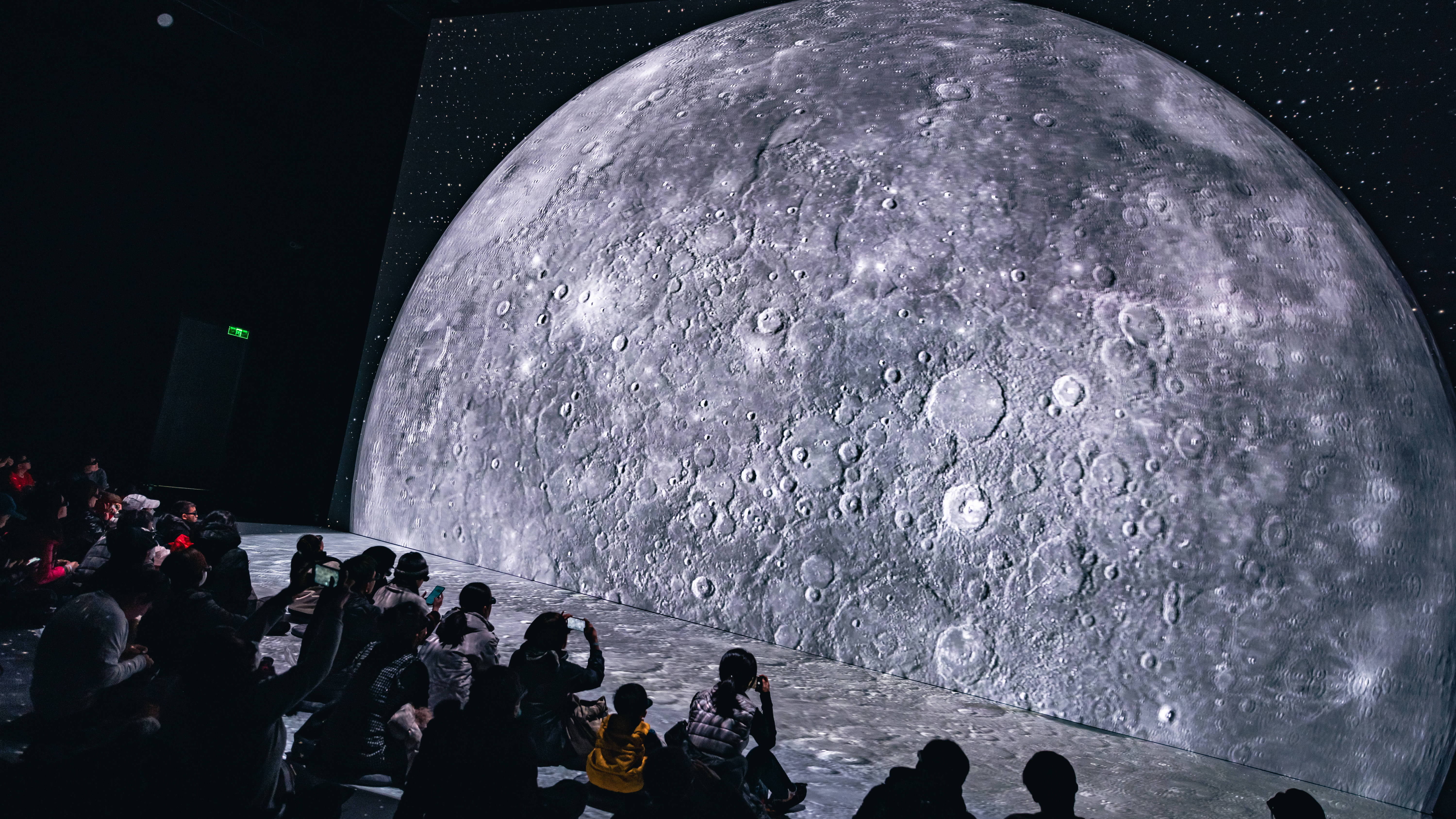 深空未来制作人田元介绍,该空间采用人工智能技术和8k投影.