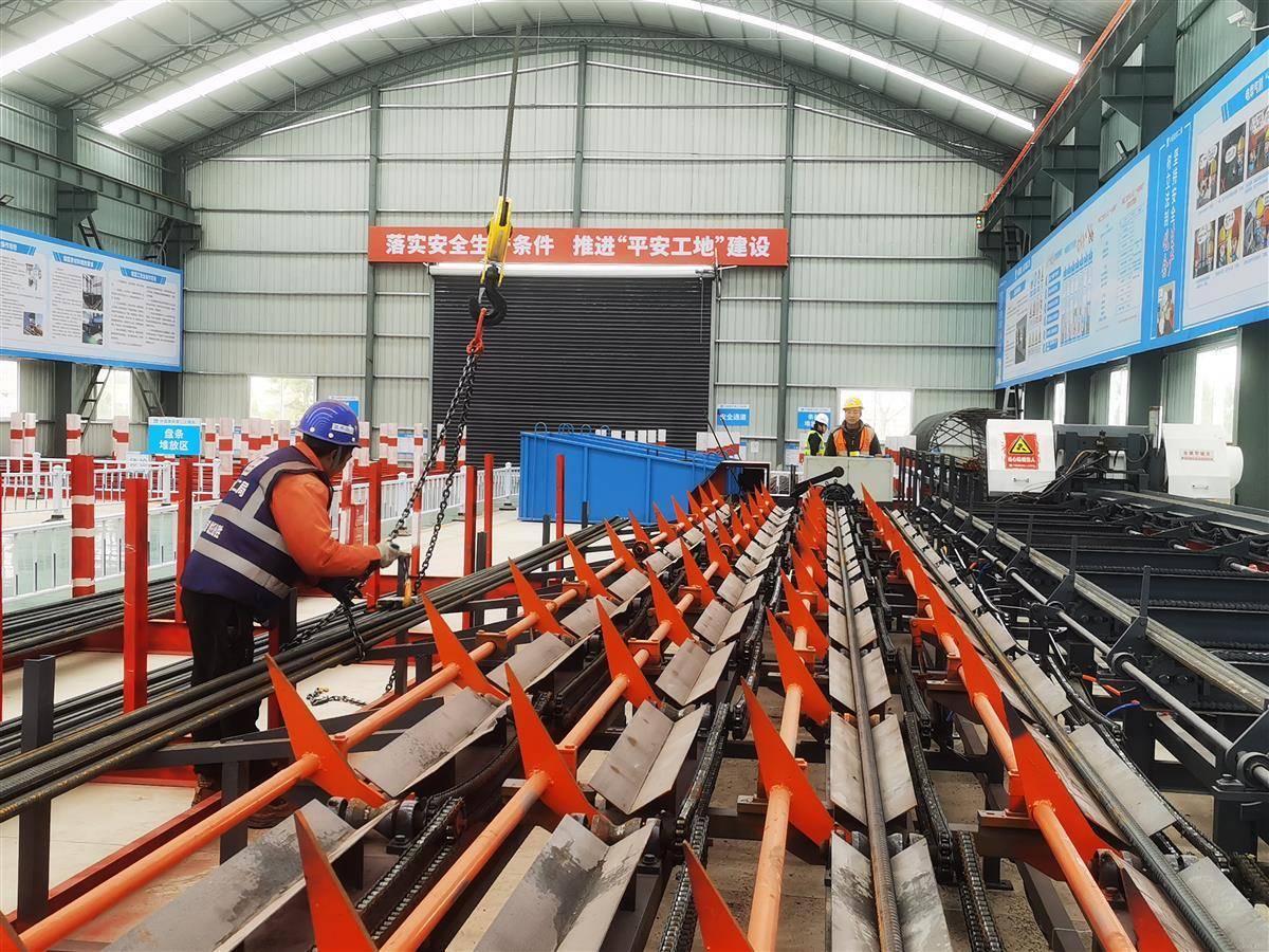 平均2至3天可打入40米的桩基;在地层较硬的红安区域,则采用冲击钻打桩