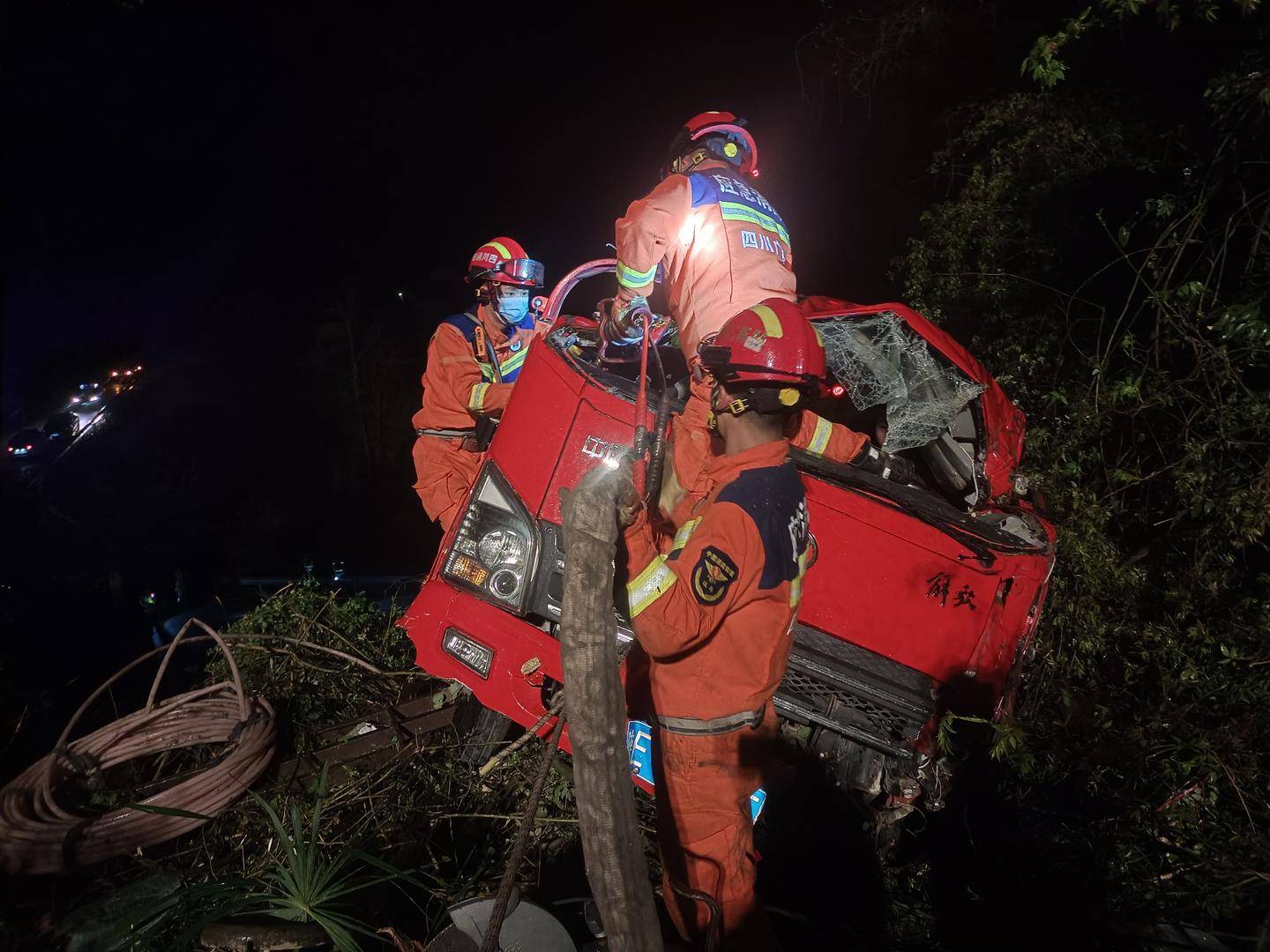 货车侧翻滚下40多米陡坡被两棵树卡住,司机获救送医_救援_人员_广安市