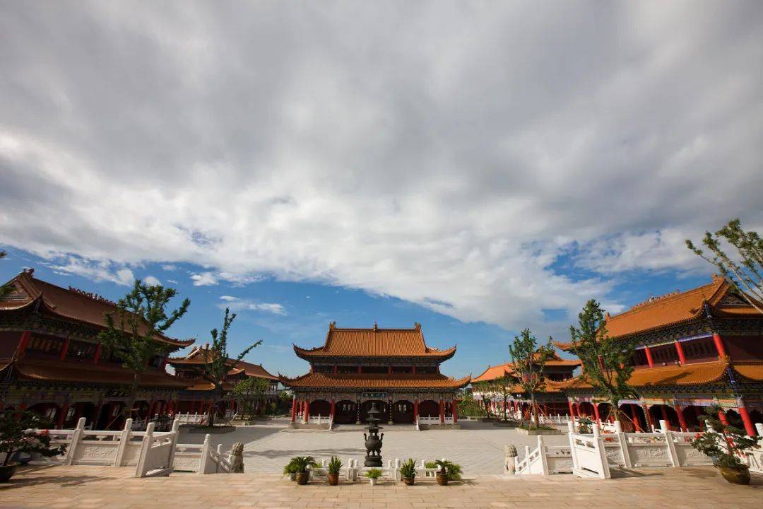千年古刹,皇罗禅寺3如今,盛泽湖南岸的盛泽湖月季园花香四溢,在保留原