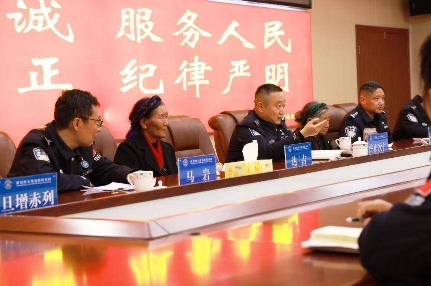 座谈会上,"三个老阿妈"深情地讲述着几十年来亚东县翻天覆地的变化,对