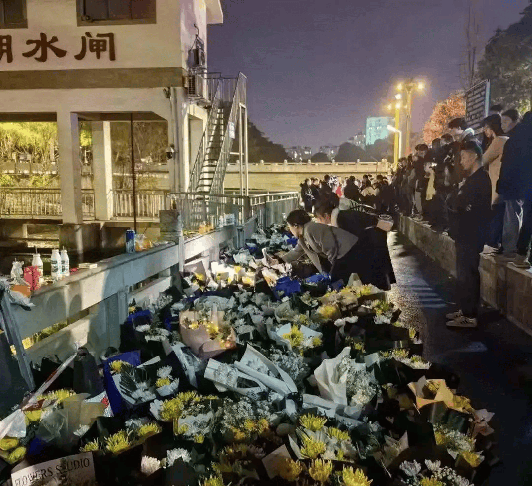 痛心轿车酒驾坠河19岁小伙连救多人后溺亡