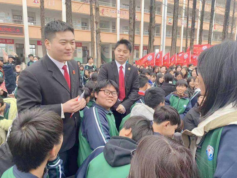 河南省南阳市新野县法院庭所联动进校园携手普法护成长