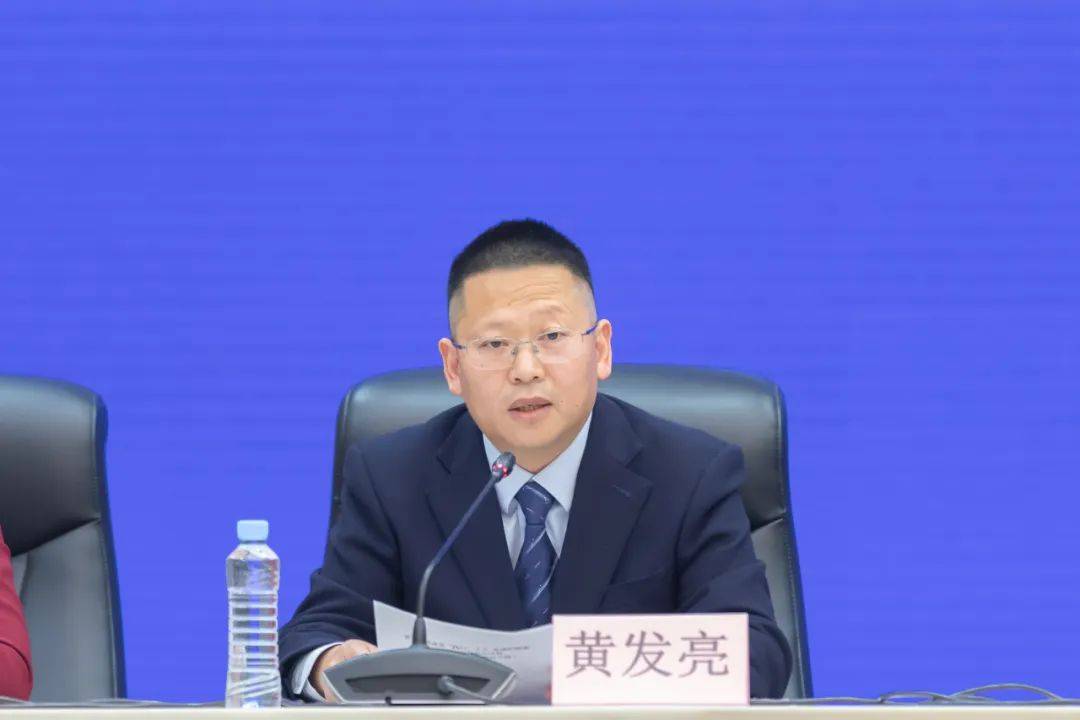 瑞金市委常委,市政府副市长 黄发亮回答党的十八大明确提出实施健康