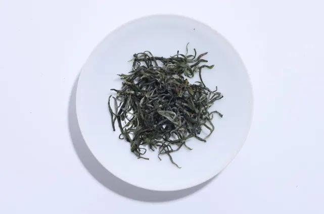 婺源茗眉色泽深绿显毫,外形紧结卷曲,汤色嫩黄明亮,香气清高有花香