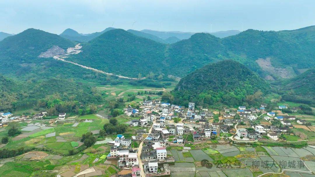 六元屯地处连绵的群山脚下,东面和南面与凤山镇相邻,西面与马山镇相邻