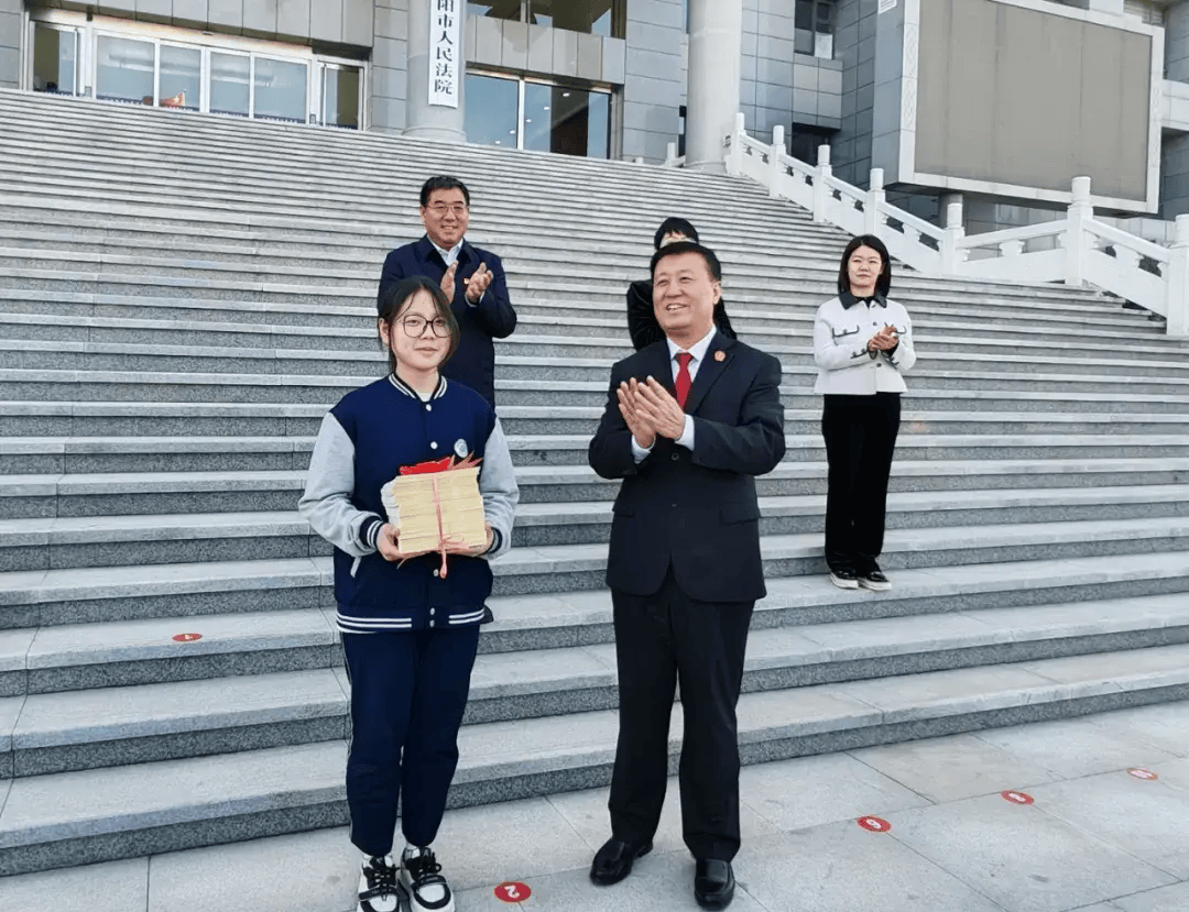 李应平现场赠阅《未成年保护法》《预防未成年人犯罪法》等书籍仪式