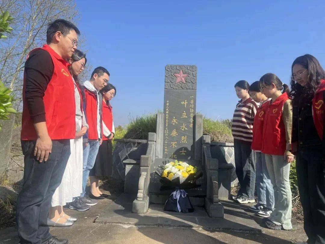 郑村镇团委开展铸魂2024清明祭英烈主题活动