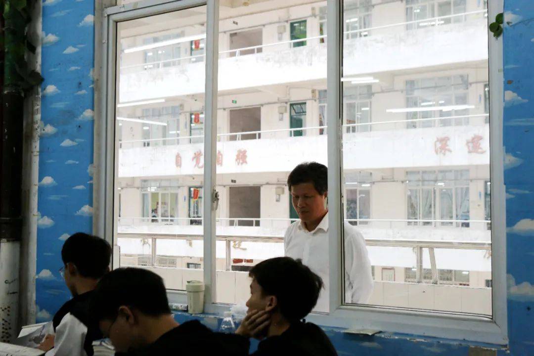 融水中学百年校庆丨校长何培源是领航舵手带领孩子们领略不同风景