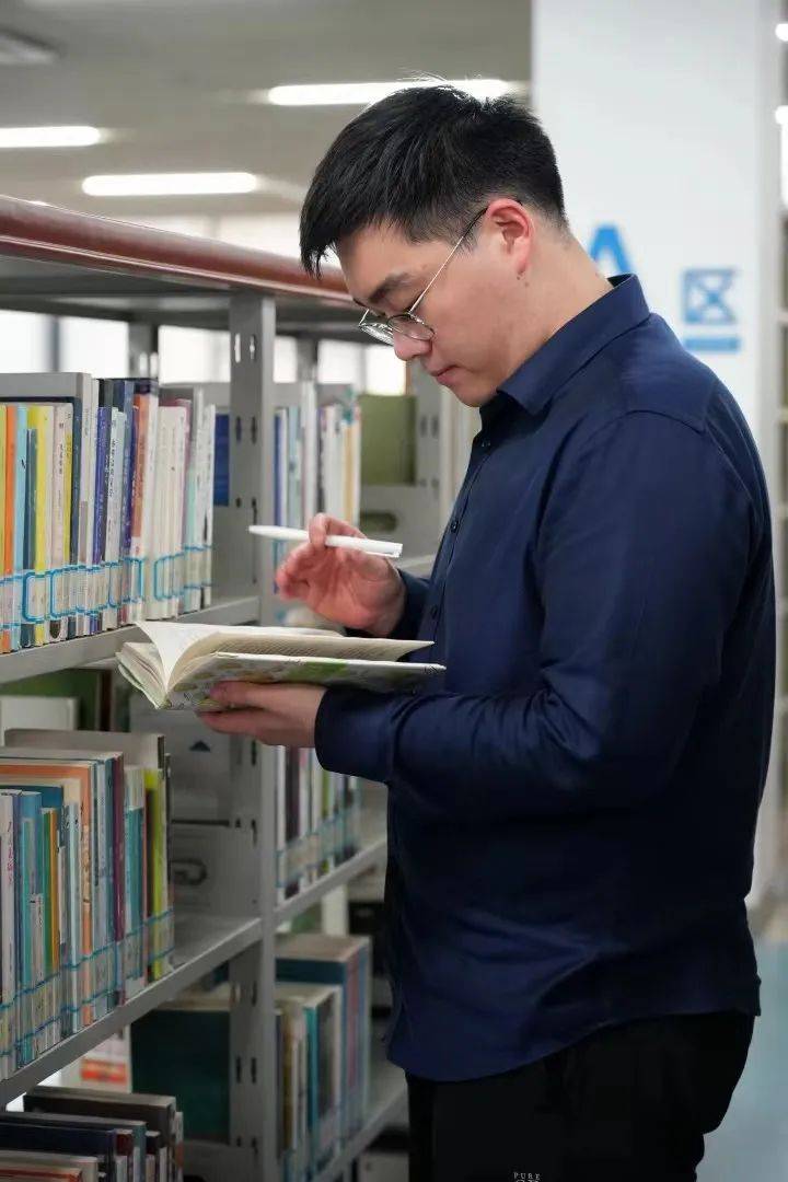 河海榜样精诚所至金石为开严陈以务实求得真知