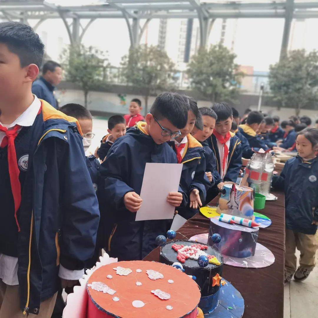 沣西文教园第一小学举行了科技节活动