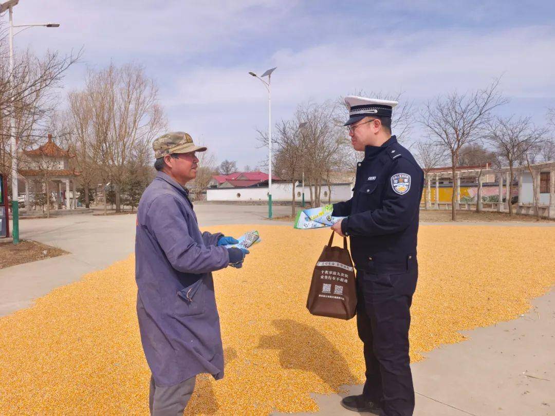 宁夏固原公安春耕警务护航乡村振兴田间地头播撒平安种
