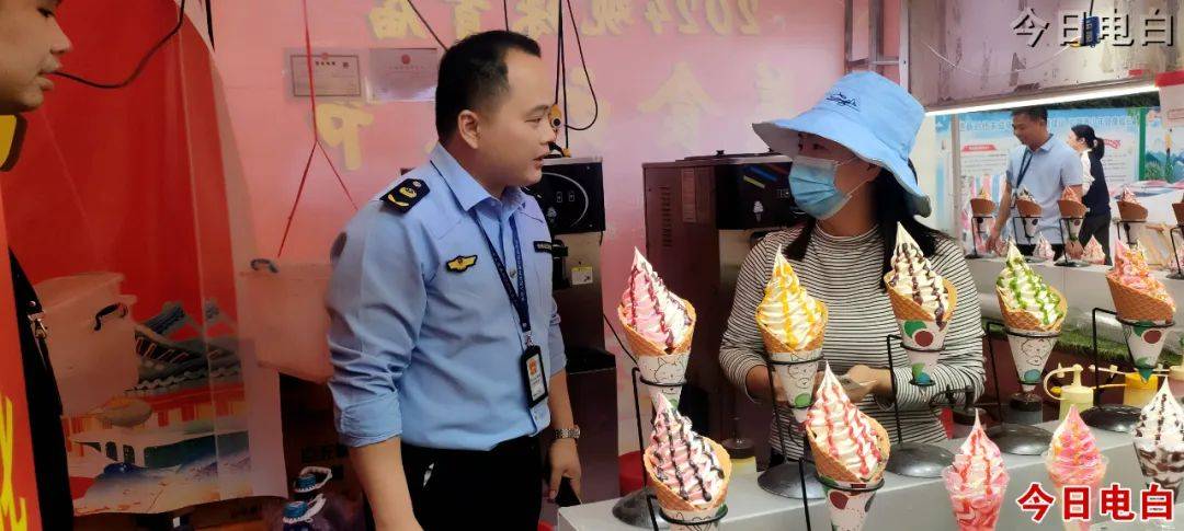 将食品安全的责任落实到人,定期组织执法人员,挂片干部,志愿者就食品