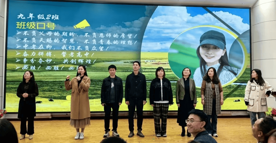 以国旗为证,初三年级各班学子在班主任老师的带领下喊出自己的誓言