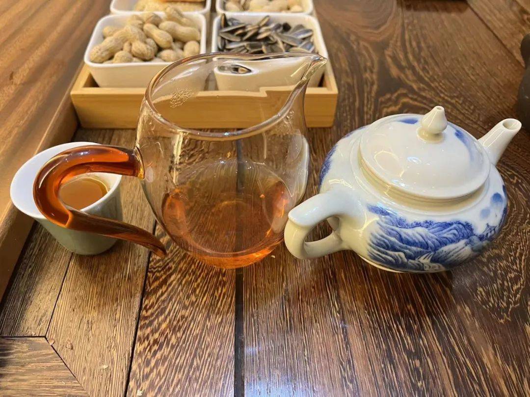 一杯茶道尽了曾经的奋斗和现在的努力琼瑶小说里沉浸的青春琼瑶没老