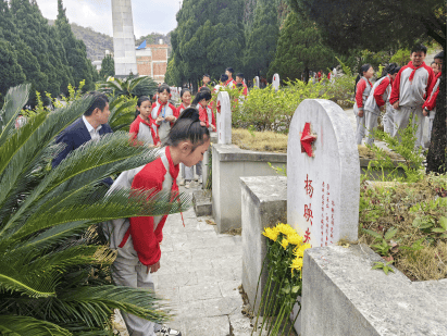 清明祭英烈丰碑砺青春丘北县各级团组织开展缅怀革命先烈传承红色精神